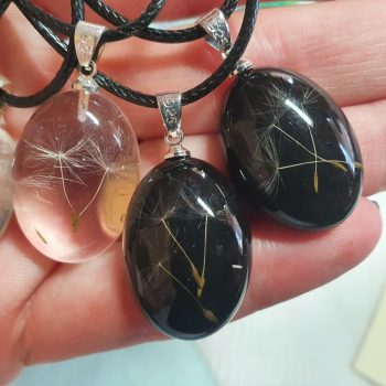 Éj királynője fekete pitypangos medál ovális formájú