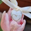 Szív mintázatú emlékőr szív alakú gyöngy (charm), hátoldalán felirattal megrendelésre