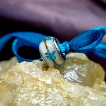 Apró kék virágszirmos mini gyöngy (charm) megrendelésre