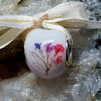   Lila virágos emlékőr szív alakú gyöngy (charm) megrendelésre